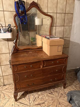 Cómoda antigua de madera con espejo