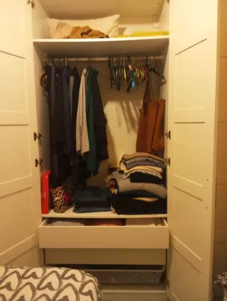 Armario blanco de madera