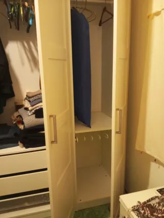 Armario blanco de madera