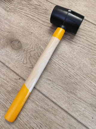 Mazo de goma negro y madera nuevo a estrenar