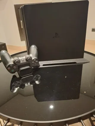 PS4 + 2 mandos + cargador mandos + soporte.