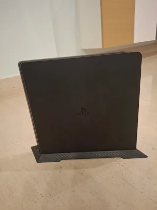 PS4 + 2 mandos + cargador mandos + soporte.