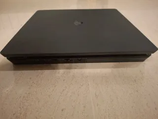 PS4 + 2 mandos + cargador mandos + soporte.