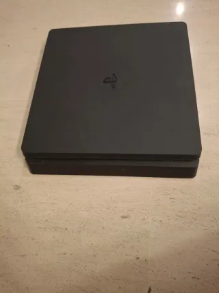 PS4 + 2 mandos + cargador mandos + soporte.