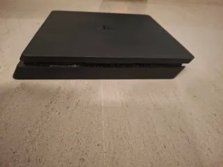 PS4 + 2 mandos + cargador mandos + soporte.