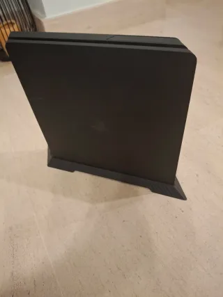 PS4 + 2 mandos + cargador mandos + soporte.