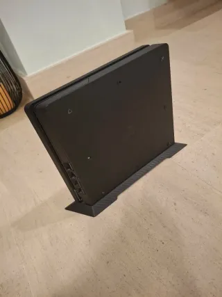 PS4 + 2 mandos + cargador mandos + soporte.