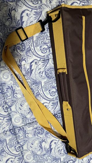 Portatrajes y funda para trajes morado y amarillo