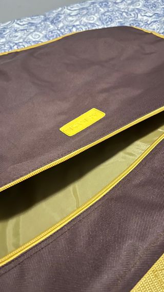 Portatrajes y funda para trajes morado y amarillo