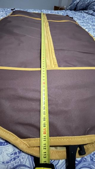 Portatrajes y funda para trajes morado y amarillo