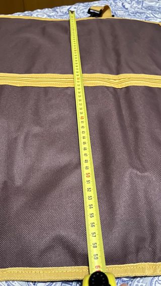 Portatrajes y funda para trajes morado y amarillo