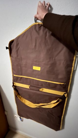 Portatrajes y funda para trajes morado y amarillo