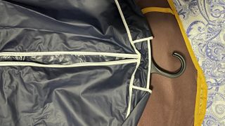 Portatrajes y funda para trajes morado y amarillo