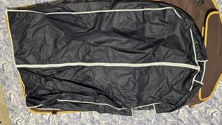 Portatrajes y funda para trajes morado y amarillo