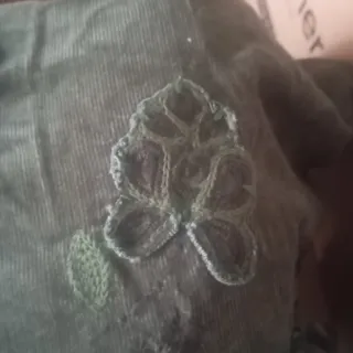 Falda verde fina por debajo de rodilla