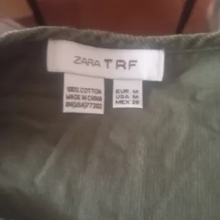 Falda verde fina por debajo de rodilla