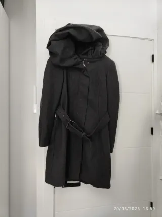 Abrigo gris con capucha