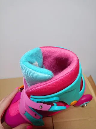 Patines infantiles ajustables rosa y turquesa