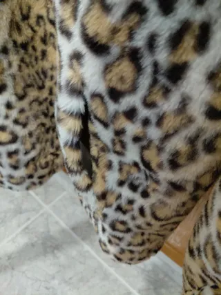 Sudadera con capucha y bolsillos