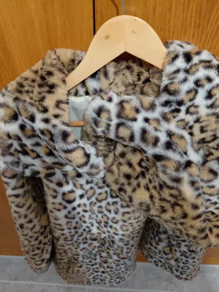 Sudadera con capucha y bolsillos