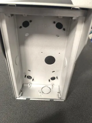 Visera y caja empotrar videoportero Welcome ABB