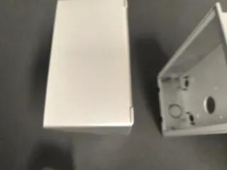 Visera y caja empotrar videoportero Welcome ABB