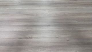 Mesa de despacho madera gris y marrón.