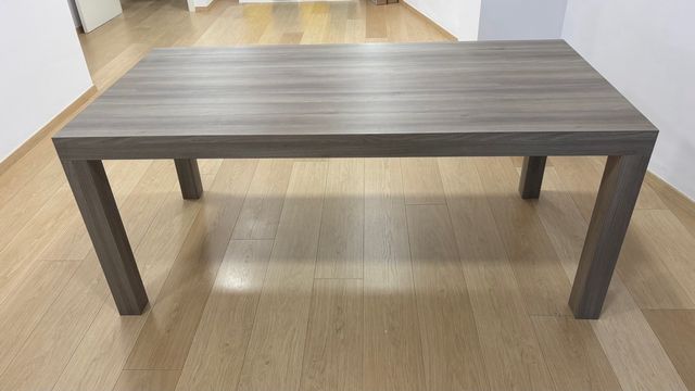 Mesa de despacho madera gris y marrón.