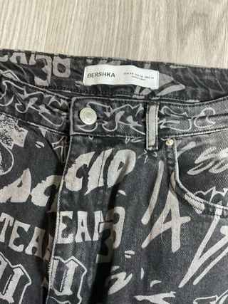 Pantalón vaquero oversize estampado