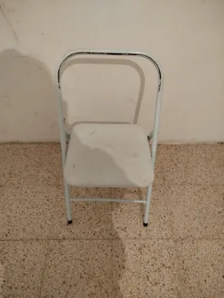 Silla blanca plegable
