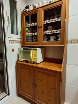 Alacena de madera con vitrina