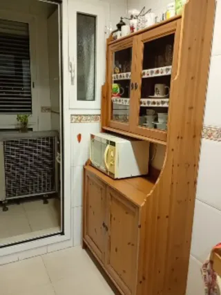 Alacena de madera con vitrina