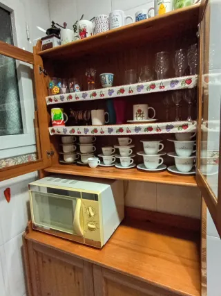 Alacena de madera con vitrina