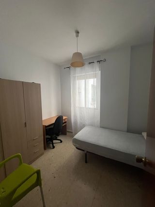 Se alquila habitación en piso de estudiantes