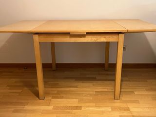Mesa de comedor de madera