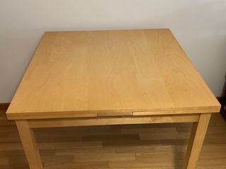 Mesa de comedor de madera