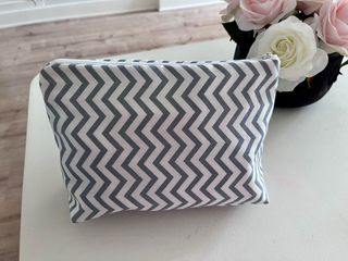 Neceser estampado gris y blanco