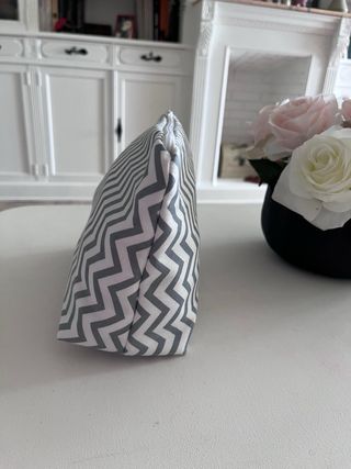 Neceser estampado gris y blanco