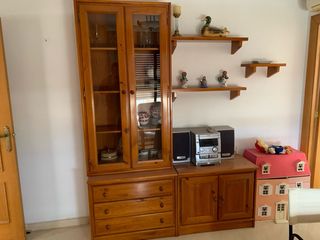 Armario de madera con vitrina