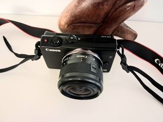 Cámara Canon EOS M100 con objetivo del kit