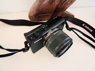 Cámara Canon EOS M100 con objetivo del kit