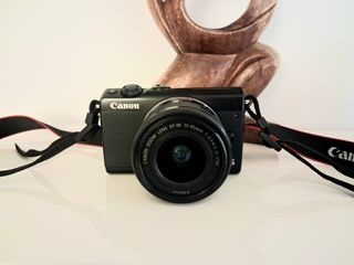 Cámara Canon EOS M100 con objetivo del kit