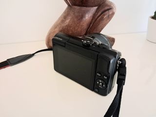 Cámara Canon EOS M100 con objetivo del kit