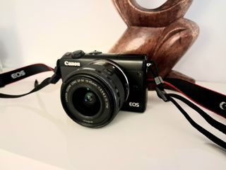 Cámara Canon EOS M100 con objetivo del kit