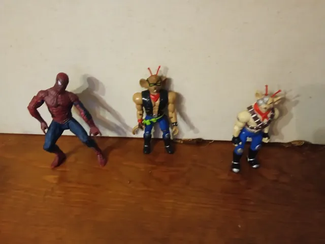 Lote 3 figuras acción Spiderman y más