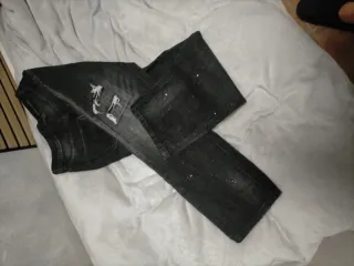 Vaqueros negros desgastados