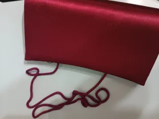 Bolso de fiesta granate con pedrería