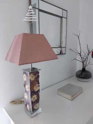 Lámpara de sobremesa con flores secas