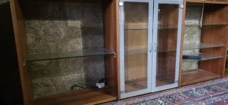 Librería vitrina salón madera y cristal