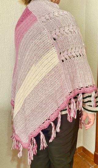 Poncho artesanal de lana hecho a mano